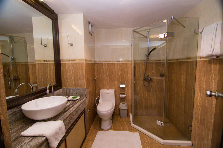 Bathroom 3, Hotel The Kantipur, Gandaki