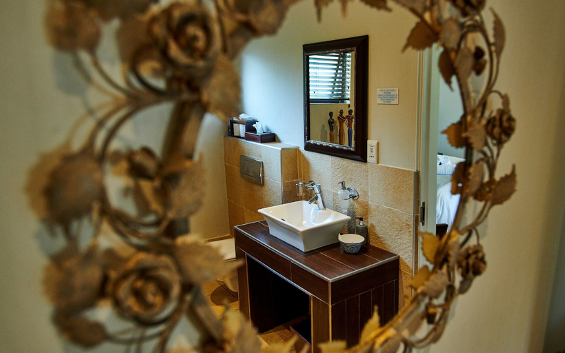 Bathroom 5, The Hamptons Guest House, eThekwini