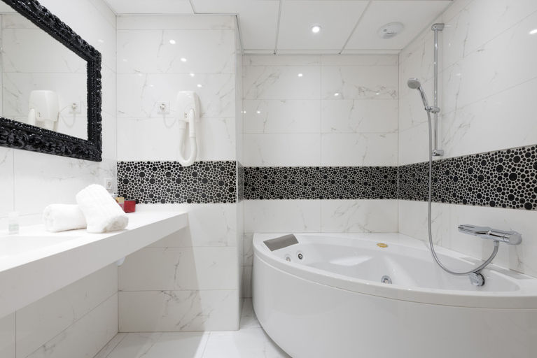 Bathroom 4, Hotel Bristol, Haut-Rhin