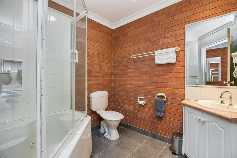 Bathroom 3, Bendigo Goldfields Motor Inn, Gr. Bendigo - Central