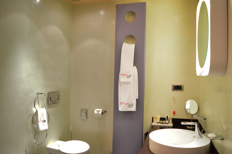 Bathroom 4, Les Fleurs Boutique Hotel, Stolichna