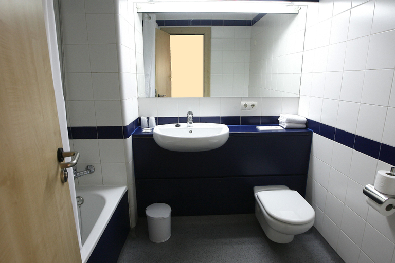 Bathroom 5, Travelodge Valencia Aeropuerto, Valencia