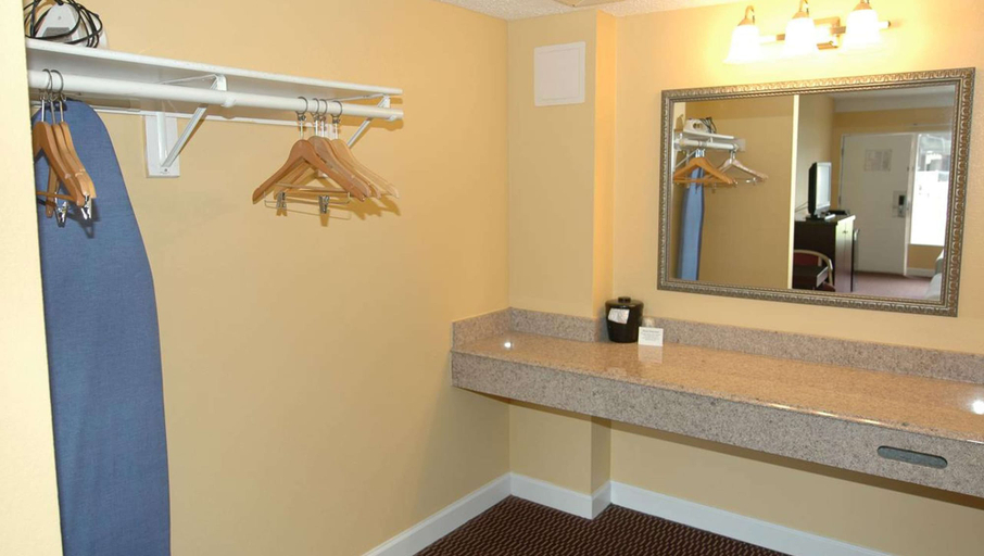 Bathroom 3, Ambassadors Inn & Suites, Virginia Beach