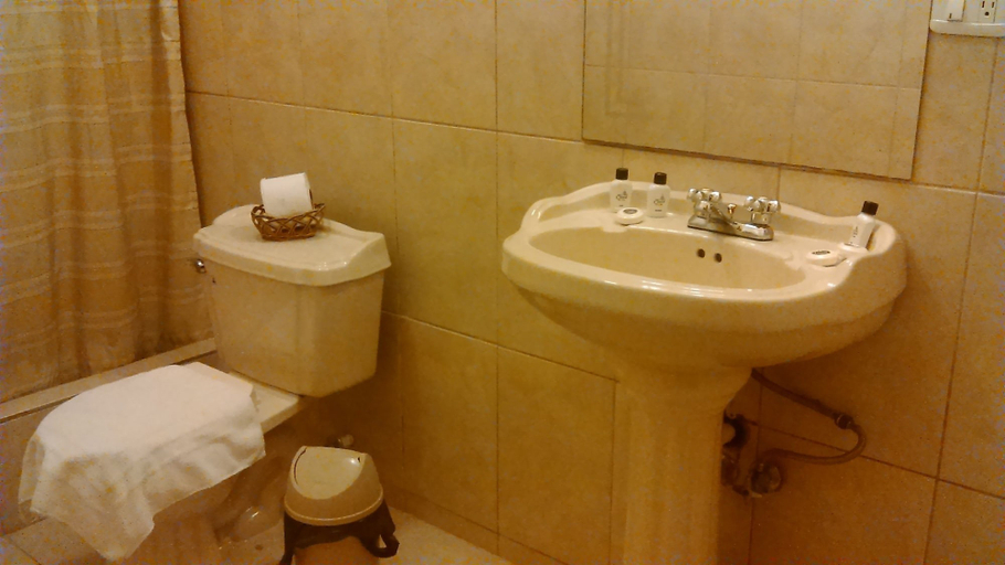 Bathroom 3, Hotel Catedral Internacional, Quito