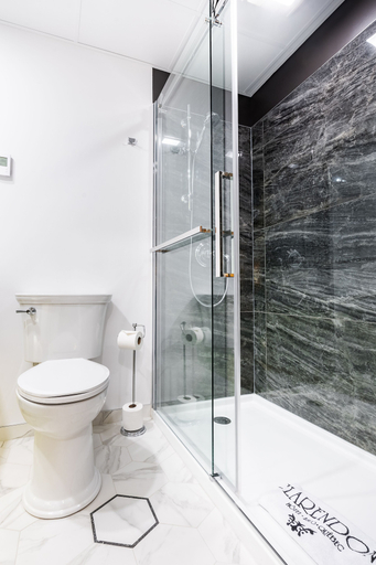 Bathroom 4, Hotel Clarendon, Communauté-Urbaine-de-Québec