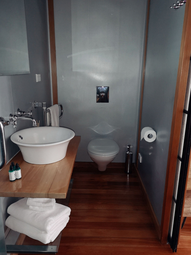 Bathroom 3, The Waterlily Gardens, Hauraki