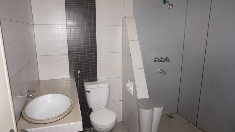 Bathroom 4, Harts Hotel Quezon City, Quezon City