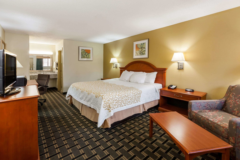 Bedroom 5, Days Inn by Wyndham Kent - Akron, Portage