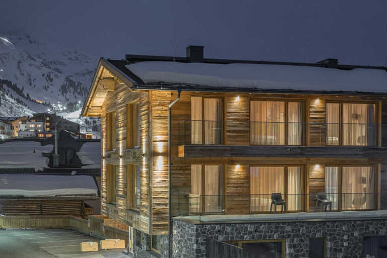 Exterior & Views