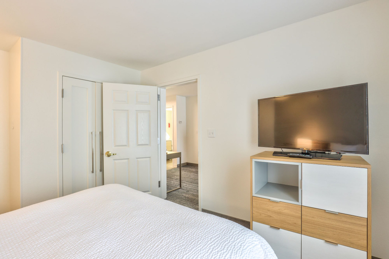 Bedroom 3, MainStay Suites, Leon