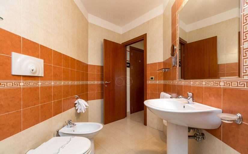 Bathroom 5, Ranch Palace Hotel, Napoli