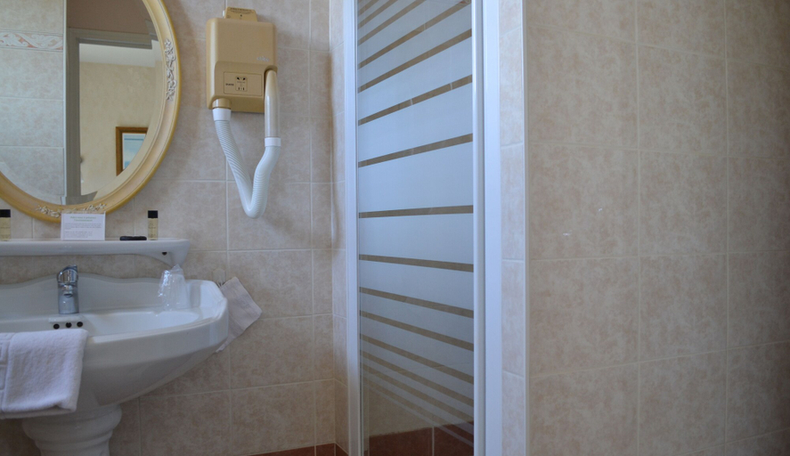 Bathroom 4, Hôtel Le Castel, Maine-et-Loire