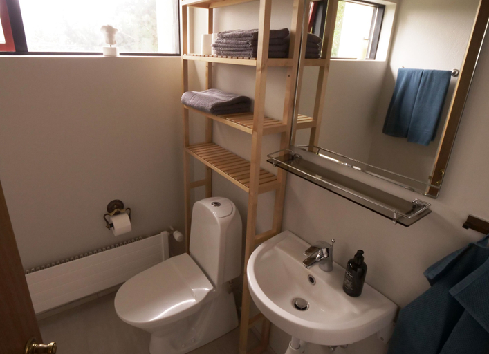 Bathroom 4, Mánahlíð 6, Akureyri