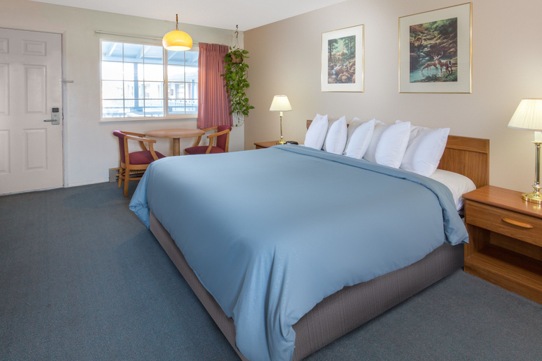 Bedroom 5, Redwood Inn, Del Norte