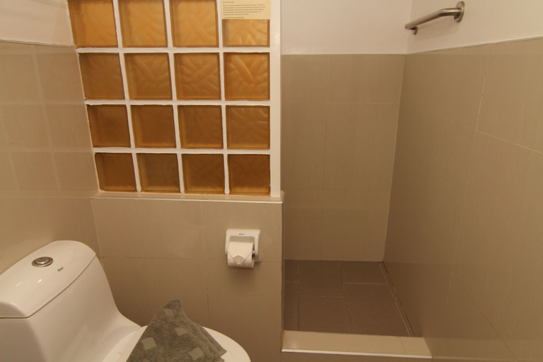 Bathroom 4, Greenyard Inn, Malay