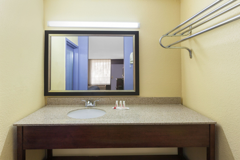 Bathroom 4, Days Inn by Wyndham Uvalde, Uvalde