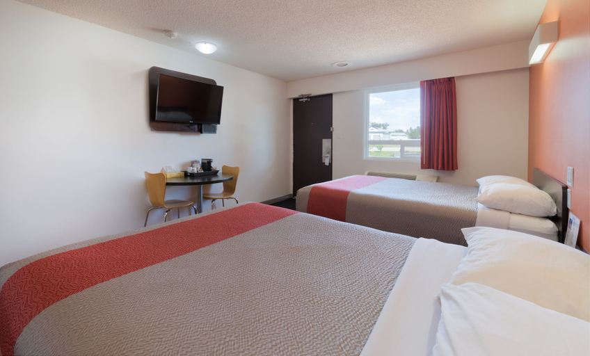 Bedroom 3, Motel 6 Fort Nelson, BC, Northern Rockies