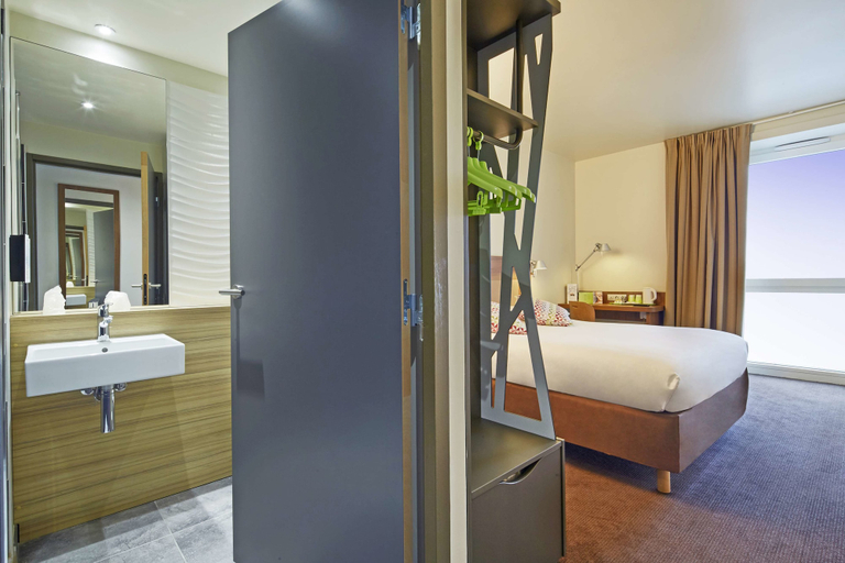 Bedroom 5, Campanile PRIME - Paris Saclay, Essonne