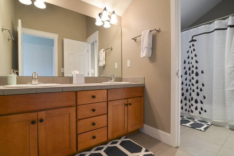 Bathroom 3, Seattle Vacation Home: Off The Wall, Seattle