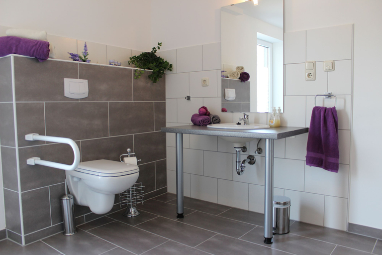 Bathroom 5, Fehnferien, Leer