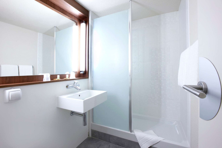 Bathroom 3, Hotel Campanile Beauvais, Oise