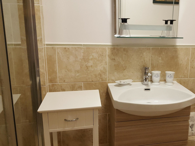 Bathroom 3, White Guest House, Bath and North East Somerset