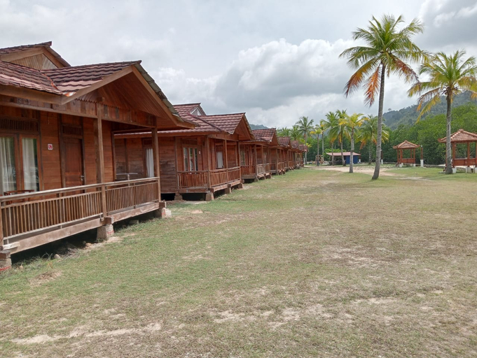 Exterior & Views 3, Nyalo Beach Cottage, South Pesisir