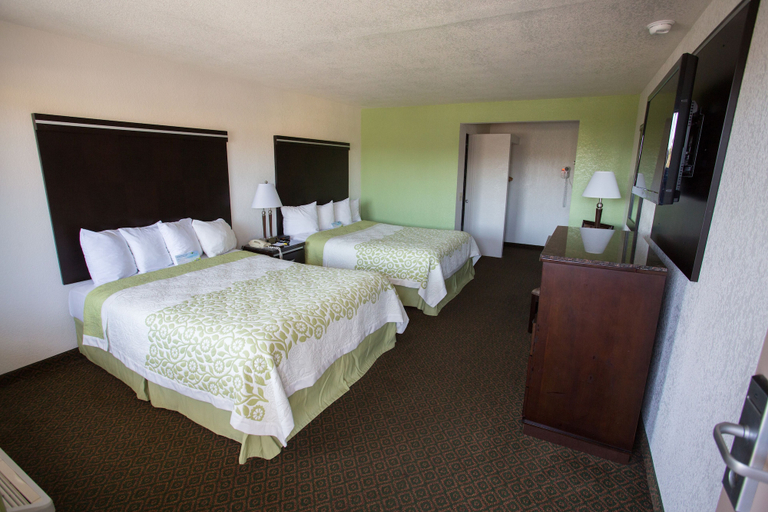 Bedroom 3, Days Inn by Wyndham Oceanside, San Diego