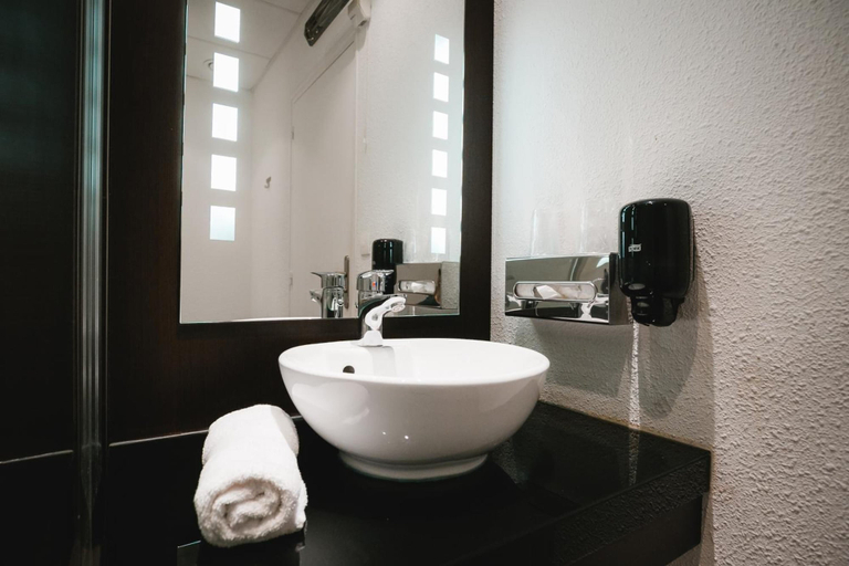 Bathroom 4, Zenia Hotel & Spa, Nord