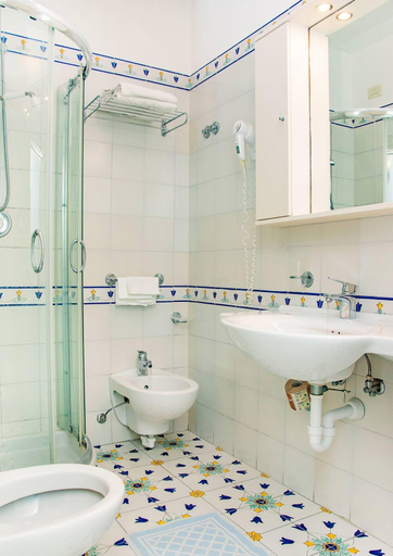 Bathroom 5, Hotel Gran Paradiso, Napoli
