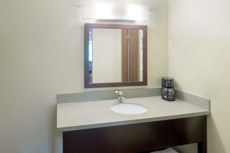 Bathroom 4, Super 8 by Wyndham White River Junction, Windsor