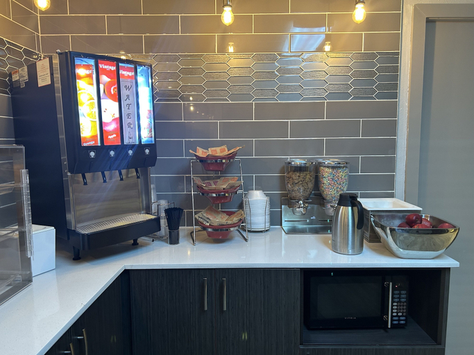 Food & Drinks 5, Super 8 by Wyndham Pigeon Forge Dollywood Lane, Sevier