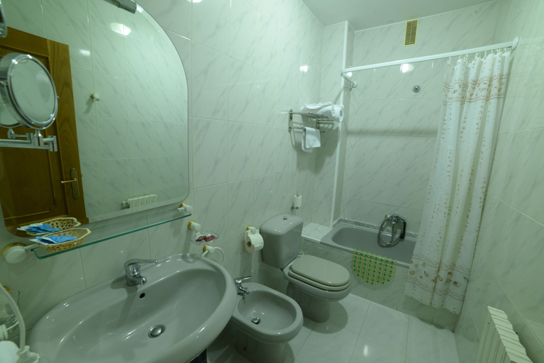 Bathroom 5, Hotel A Veiga, Lugo