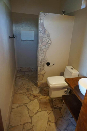 Bathroom 4, Kikonko Lodge, Bugahya