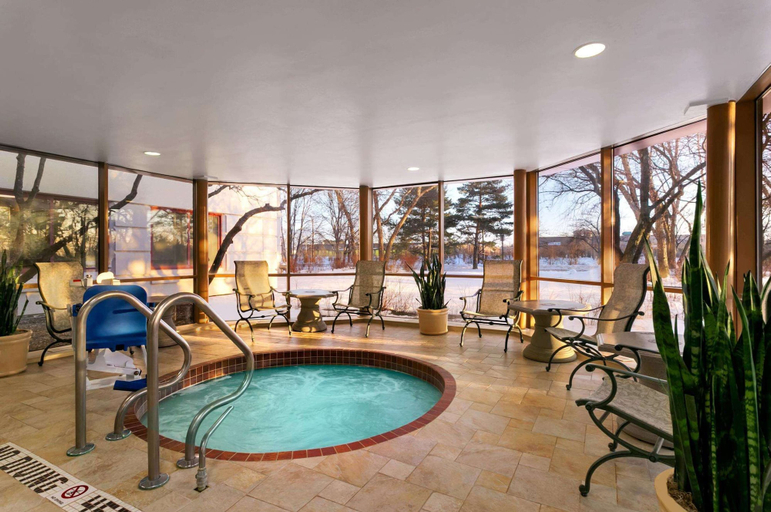 Sport & Beauty 2, Embassy Suites by Hilton Chicago North Shore Deerfield, Cook