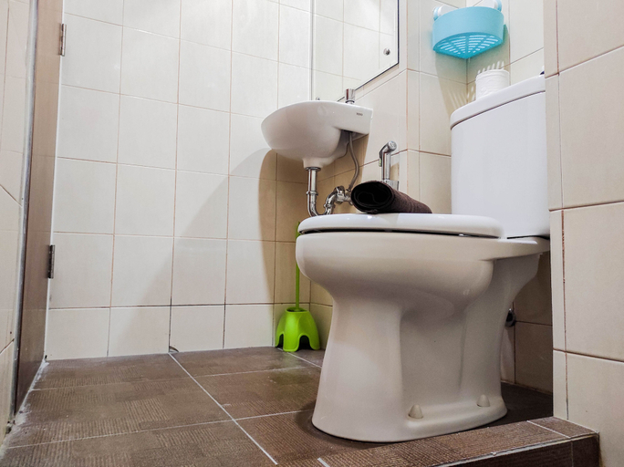 Bathroom 5, Homey and Comfy Studio at Vida View Makasar Apartment, Makassar