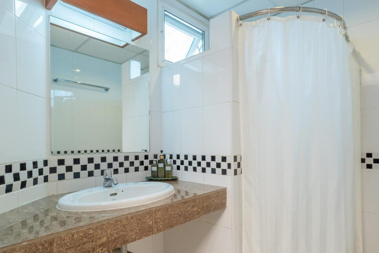 Bathroom 4, New Siam III Guest House, Phra Nakhon