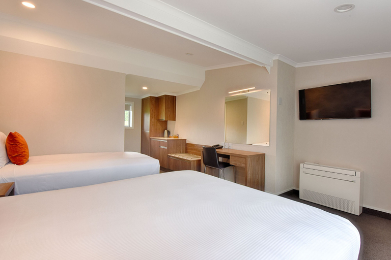 Bedroom 2, Croydon Lodge Hotel, Gore