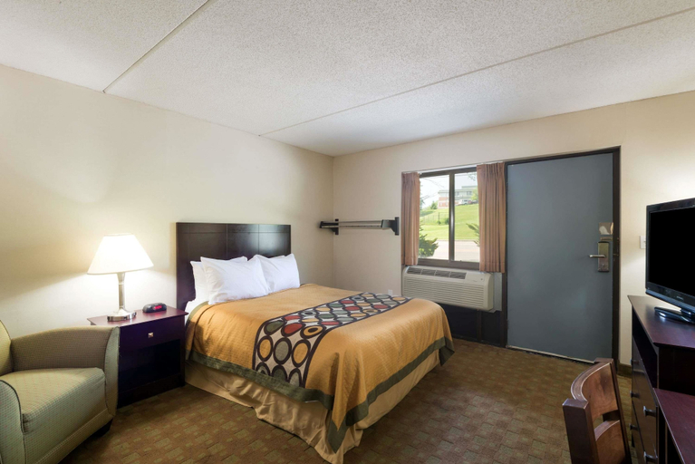 Bedroom 3, Super 8 by Wyndham White River Junction, Windsor
