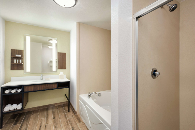 Bathroom 4, Hilton Garden Inn Dubuque Downtown, Dubuque