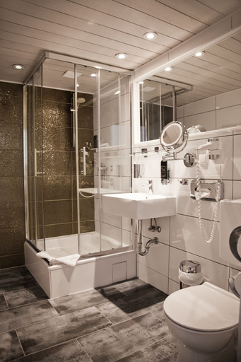 Bathroom 5, Hotel Les Nations, Berlin