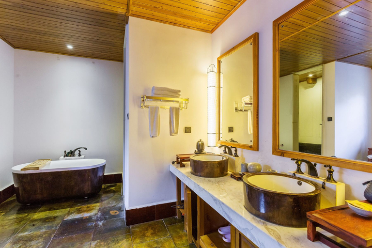 Bathroom 3, Sanshengwuer Zeyun Inns, Lijiang