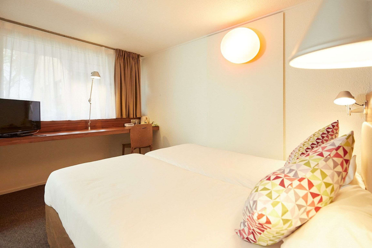 Bedroom 3, Campanile Pau, Pyrénées-Atlantiques