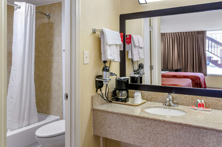 Bathroom 4, Econo Lodge Roanoke Civic Center, Roanoke City