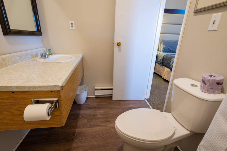 Bathroom 3, Stoco Lake Lodge, Hastings