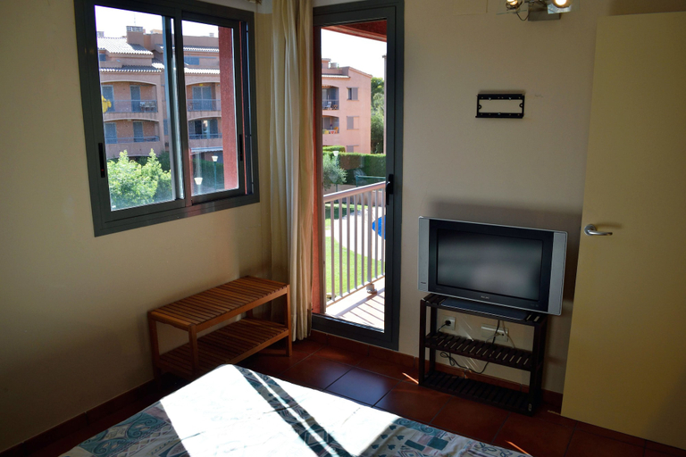 Others 5, Acogedor Apartamento con Piscina Comunitaria Marina Sant Jordi, Tarragona