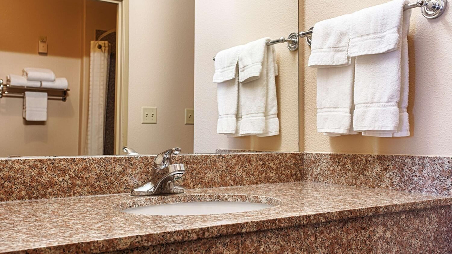 Bathroom 4, Quality Inn Perryton, Ochiltree