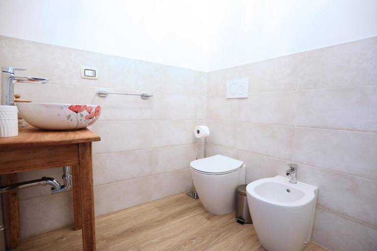 Bathroom 5, Tra i Campi Di Papaveri, Parma