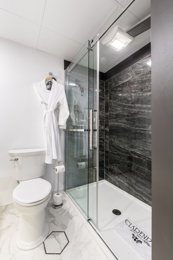 Bathroom 4, Hotel Clarendon, Communauté-Urbaine-de-Québec