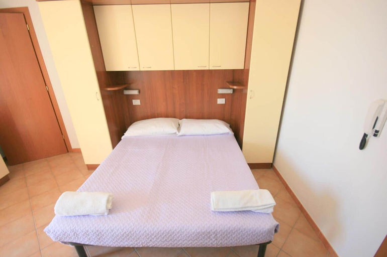 Bedroom 3, Residence Algarve, Rimini